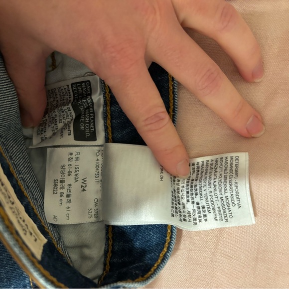 Levi’s Jean shorts - Picture 7 of 7